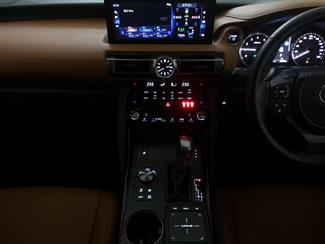 2021 Lexus IS 300H - Thumbnail