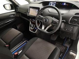 2018 Nissan Serena - Thumbnail