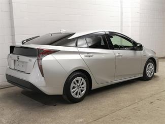 2016 Toyota Prius - Thumbnail