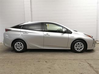 2016 Toyota Prius - Thumbnail