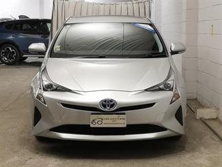 2016 Toyota Prius - Thumbnail