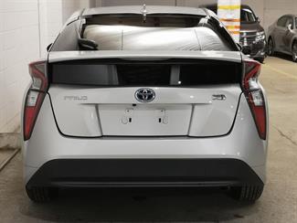 2016 Toyota Prius - Thumbnail