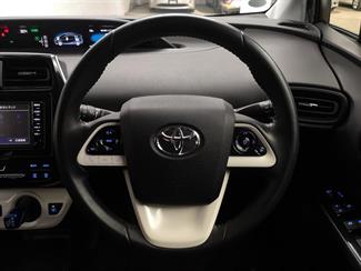 2016 Toyota Prius - Thumbnail