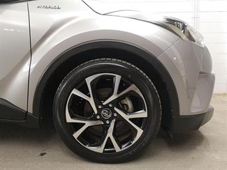 2017 Toyota C-HR - Thumbnail