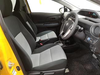 2013 Toyota Aqua - Thumbnail