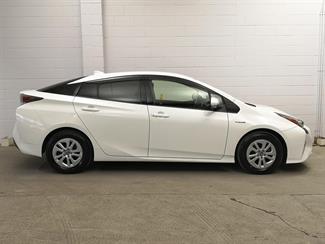 2017 Toyota Prius - Thumbnail