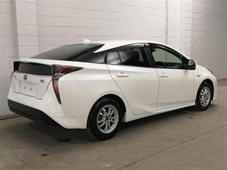 2018 Toyota Prius - Thumbnail
