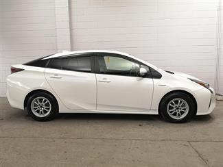 2018 Toyota Prius - Thumbnail