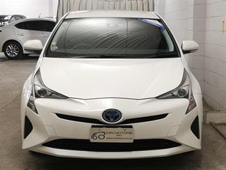 2018 Toyota Prius - Thumbnail