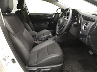 2016 Toyota Auris - Thumbnail