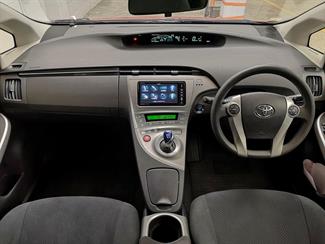 2015 Toyota Prius - Thumbnail