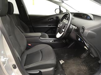 2016 Toyota Prius - Thumbnail
