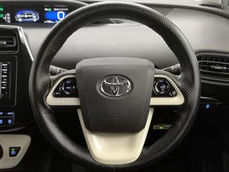 2016 Toyota Prius - Thumbnail