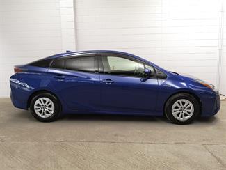 2017 Toyota Prius - Thumbnail