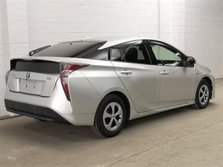 2016 Toyota Prius - Thumbnail