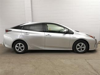 2016 Toyota Prius - Thumbnail