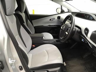 2016 Toyota Prius - Thumbnail