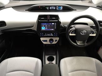 2016 Toyota Prius - Thumbnail