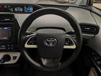 2016 Toyota Prius - Thumbnail