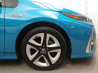 2017 Toyota Prius - Thumbnail