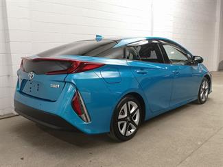 2017 Toyota Prius - Thumbnail