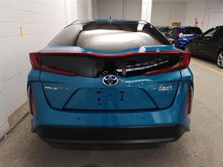 2017 Toyota Prius - Thumbnail