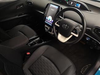 2017 Toyota Prius - Thumbnail