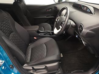 2017 Toyota Prius - Thumbnail