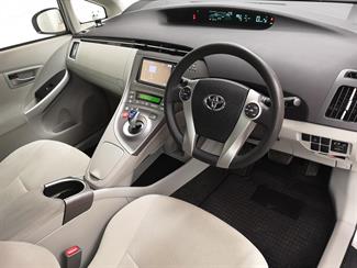 2015 Toyota Prius - Thumbnail