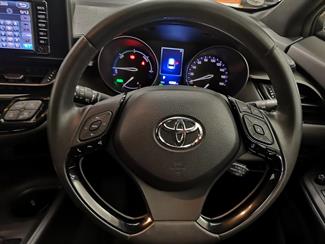 2017 Toyota C-HR - Thumbnail