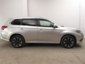 2018 Mitsubishi Outlander - Thumbnail
