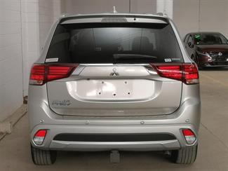 2018 Mitsubishi Outlander - Thumbnail