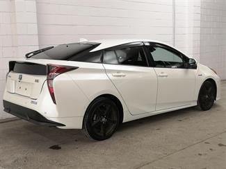 2018 Toyota Prius - Thumbnail