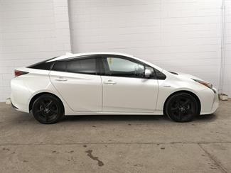 2018 Toyota Prius - Thumbnail
