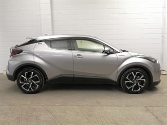 2017 Toyota C-HR - Thumbnail