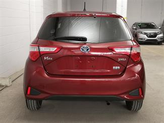 2017 Toyota Vitz - Thumbnail