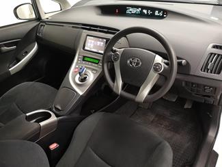 2015 Toyota Prius - Thumbnail