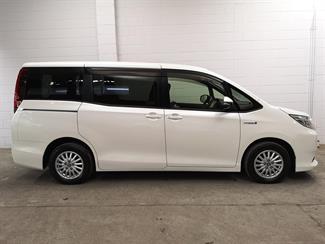 2015 Toyota Noah - Thumbnail