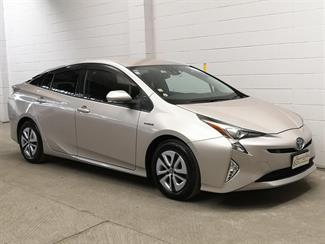 2016 Toyota Prius - Thumbnail