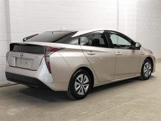 2016 Toyota Prius - Thumbnail