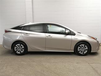 2016 Toyota Prius - Thumbnail
