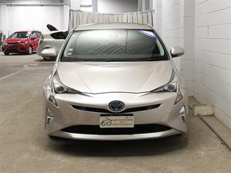 2016 Toyota Prius - Thumbnail
