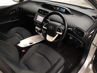 2016 Toyota Prius - Thumbnail