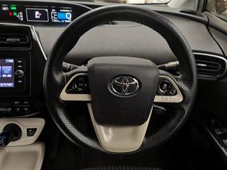 2016 Toyota Prius - Thumbnail
