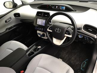 2017 Toyota Prius - Thumbnail