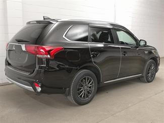 2015 Mitsubishi Outlander - Thumbnail