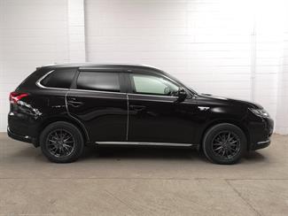 2015 Mitsubishi Outlander - Thumbnail