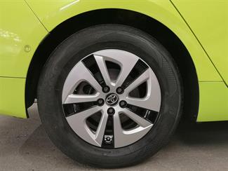 2016 Toyota Prius - Thumbnail