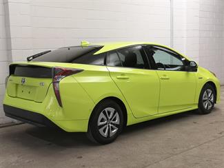 2016 Toyota Prius - Thumbnail