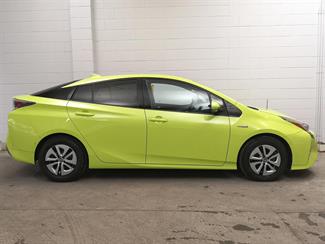 2016 Toyota Prius - Thumbnail